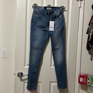 NWT CEST TOI jeans size 5/26 . Mid rise classic skinny